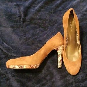 Bandolino Cognac/snakeskin print suede pumps!